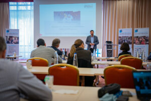 Im Hintergrund Bruno Schmalen Vortrag mit Bruno Schmalen