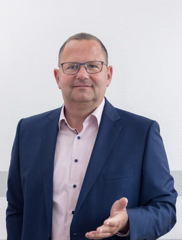 Profilbild Axel Stauffenberg mit blauem Jackett