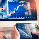 Liquiditätsplanung - worauf es ankommt Liquiditätsplanung für KMU, hier zwei Bildschirme mit bunten Analysedaten