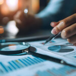 In den letzten Jahren wurden Unternehmen unablässig von der einen Krise in die nächste geworfen. Demografischer Wandel, Fachkräftemangel, disruptive Marktveränderungen, Energie- und Mikrobenkrisen führen zu enormem Transformationsdruck. Gerade der Mittelstand ist stark davon betroffen. Unternehmen müssen sich aktuell nicht nur fragen, wie sie ihre Mitarbeitenden durch diese herausfordernden Zeiten führen, sondern es stellt sich vielmehr die Frage, ob nicht zukünftig ‚Krise‘ das neue ‚Normal‘ sein wird und ob es nicht Konzepte gibt, um die Leistungsfähigkeit trotz Turbulenzen aufrechterhalten oder sogar steigern zu können. Der ‚weiche‘ Faktor Was vor allem Mittelständische Unternehmen in Zeiten des stetigen Wandels brauchen, ist die Fähigkeit, sich immer wieder flexibel an die aufkommenden Anforderungen der Märkte anpassen zu können. Ca. 88% der deutschen Unternehmen sagen, dass eine Geschäftsmodellanpassung hier die wichtigste Voraussetzung ist, um sich den Herausforderungen erfolgreich stellen zu können. Studien belegen allerdings, dass ca. 85% der Transformationsprozesse im Mittelstand abgebrochen werden, weil sie vor allem an Hürden wie mangelndem Involvement der Führungskräfte, Widerstand im Team sowie schlechtem Management im Allgemeinen scheitern. In diesem Zusammenhang spricht auch ein sehr ausführlicher Forschungsbericht des Deutschen Ministeriums für Arbeit und Soziales vom Mitarbeiter-Engagement als wichtigstem Faktor für überdurchschnittlichen Unternehmenserfolg. Demnach besteht eine Korrelation von mehr als 80% zwischen eben diesem Engagement der Mitarbeitenden und der Kultur, die im Unternehmen bzw. der Organisation vorherrscht. Sollen Unternehmen erfolgreich in die Zukunft geführt werden, ist es folglich nicht ausreichend, den Fokus ausschließlich auf die hard-facts zu richten, denn der ‚weiche‘ Faktor Kultur hat eine enorme Wirkung auf die ‚harten‘ Zahlen bzw. die Leistungsfähigkeit eines Unternehmens. Wenn ich aber nicht weiß, wie es um den ‚weichen‘ Faktor im Unternehmen steht, laufen Transformationsbestrebungen Gefahr, ins Leere zu laufen. Jede strategische Veränderungsabsicht muss den ‚weichen‘ Faktor der Organisation berücksichtigen, also die Frage, inwieweit die Organisationskultur für die zukünftigen Veränderungen und Herausforderungen noch als passend angesehen werden kann.